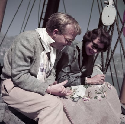 O escritor Truman Capote e a atriz Jennifer Jones, descansam no set de 'Beat the devil', filme de John Huston, em Ravello, Itália, em abril de 1953.