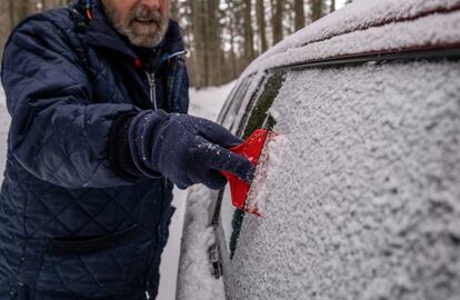 En invierno hay una serie de artículos que conviene llevar en el coche para sortear imprevistos.