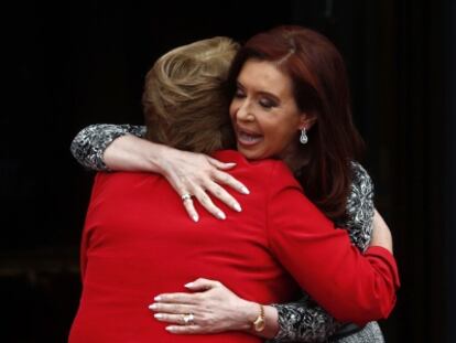 Cristina Kirchner abraça Michelle Bachelet.