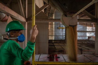 Camiones cargan soja en un silo en la ciudad de Sinop.