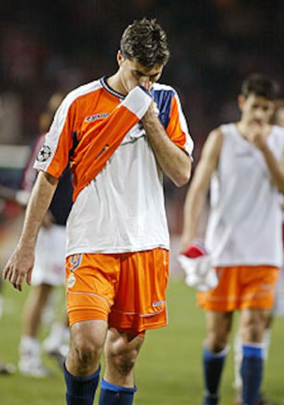 Tristán, en Mónaco, se seca las lágrimas con el uniforme maldito.