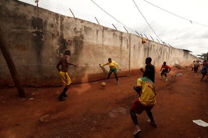 La jugadora de fútbol Gaelle Dule Asheri (en el centro), de 17 años, durante una acción en un partido contra otros chicos. Asheri es una de las primeras jóvenes que han que han sido entrenadas por profesionales de la Academia Rails Foot de Yaounde (Camerún).