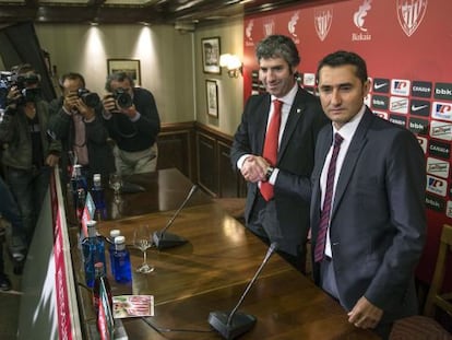 Valverde junto al presidente del club, Josu Urrutia.