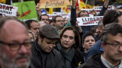 Ada Colau (c) en la manifestaci&oacute;n concocada por la ANC y Omnium en Barcelona, el pasado 11 de noviembre.