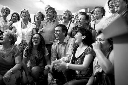 11.40h. Sánchez se rodea de mujeres para la foto de grupo con militantes del PSC de Malgrat de Mar en Barcelona. Cada vez que llega a un acto se oye eso de: "¡Guapo!"