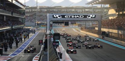 Vettel, a la izquierda de la imagen, salió desde el 'pit lane'.
