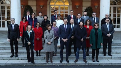 La foto de familia del nuevo Gobierno de Pedro Sánchez, en La Moncloa antes del primer Consejo de Ministros.