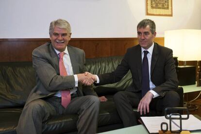  El ministro de Asuntos Exteriores, Alfonso Mar&iacute;a Dastis, izquierda, saluda al presidente de Canarias, Fernando Clavijo.