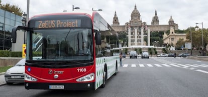 Una imagen de un autobús eléctrico de TMB en la avenida Maria Cristina, en Barcelona.