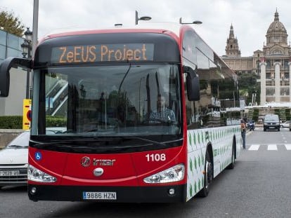Una imagen de un autobús eléctrico de TMB en la avenida Maria Cristina, en Barcelona.