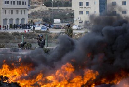 Tropas israelíes se enfrentan a manifestantes palestinos en la ciudad cisjordana de Ramala.