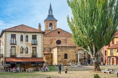 Plaza del Grano (León). La plaza leonesa de Santa María del Camino, o plaza del Grano, en la zona sur del Barrio Húmedo, es la que mejor conserva su atmósfera de pueblo medieval. La iglesia de Santa María del Camino, románica, mira a la fuente central, con la escultura de dos niños que representan la confluencia en la ciudad de los ríos Bernesga y Torío.