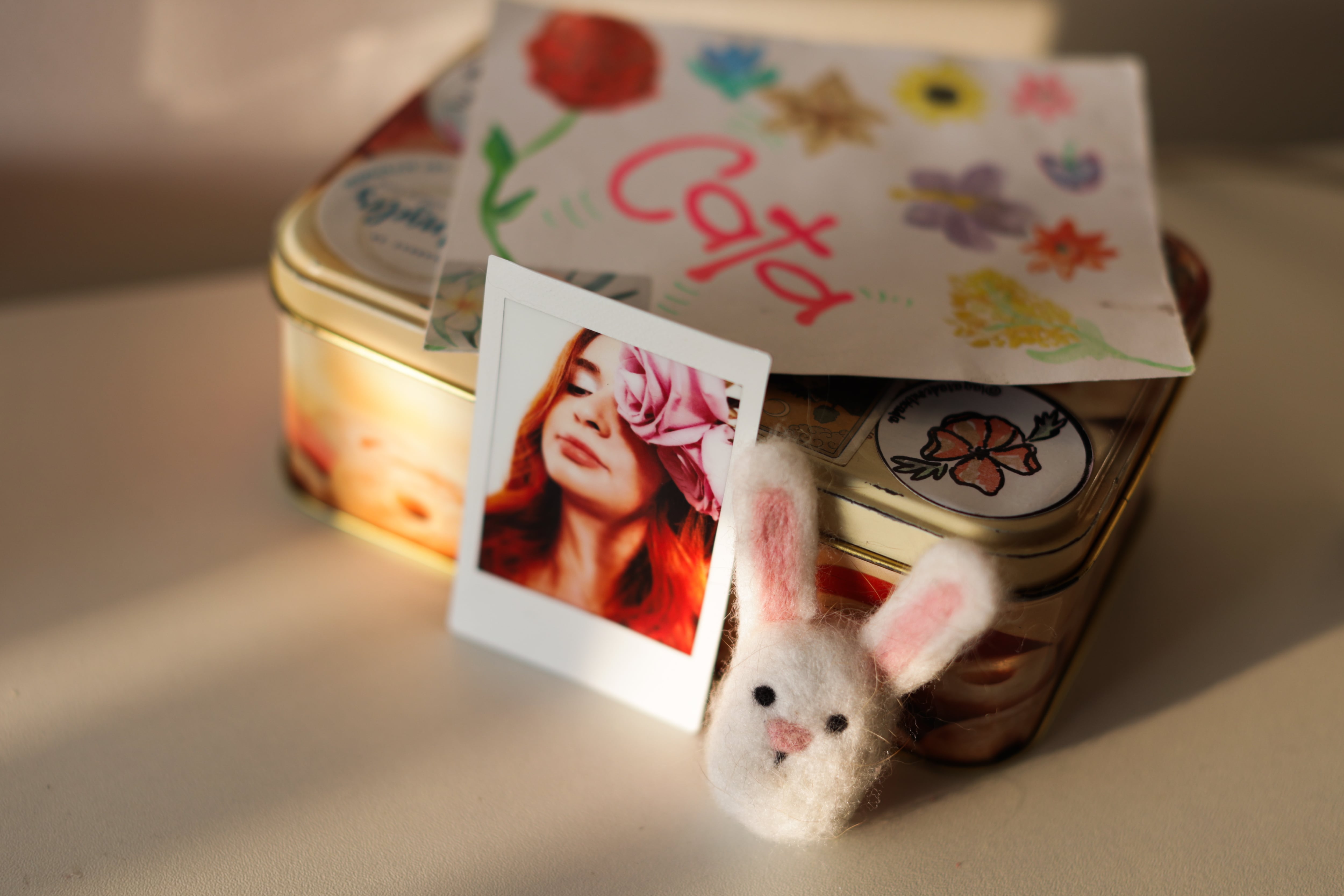 Una fotografía instantánea de Catalina Giraldo junto a un muñeco que ella elaboró.