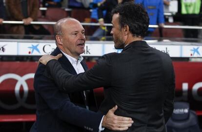 Mel y Luis Enrique se saludan al inicio del partido.