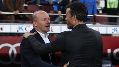 Mel y Luis Enrique se saludan al inicio del partido.