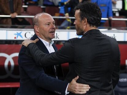 Mel y Luis Enrique se saludan al inicio del partido.