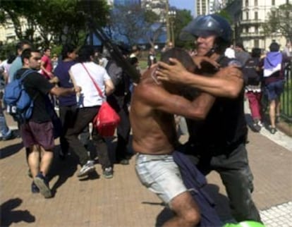 La Casa Rosada, la sede del Gobierno de Argentina, recibió a miles de manifestantes que querían denunciar la situación de su país. En muchos momentos protagonizaron choques con agentes de la policía. (EFE)