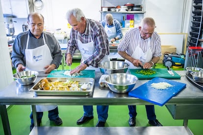 "Mi mujer nunca ha cocinado, siempre he cocinado yo. Unas lentejas, un cocido... Pero vengo al curso para aprender más. En vez de estar toda la tarde en casa viendo 'Amar en tiempos revueltos', nos venimos aquí, que es más interesante", comenta Ángel, de 74 años (a la izquierda).
