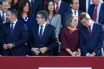 La secretaria general del PP, Cuca Gamarra, junto al líder del PP, Alberto Núñez Feijóo (a la derecha de la imagen), este jueves durante el desfile del Día de la Fiesta Nacional en Madrid.