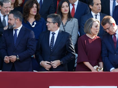 La secretaria general del PP, Cuca Gamarra, junto al líder del PP, Alberto Núñez Feijóo (a la derecha de la imagen), este jueves durante el desfile del Día de la Fiesta Nacional en Madrid.