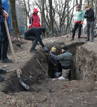 Un grupo de voluntarios abre la salida de un antiguo búnker de la II Guerra Mundial para usarlo como refugio en caso de ataque de Rusia. 