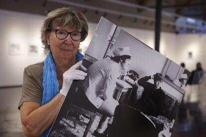 Joana Biarnés amb una de les seves fotos dels Beatles.