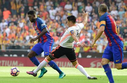 El defensa del FC Barcelona Samuel Umtiti (izquierda) ante la presión de Enzo Pérez (centro).