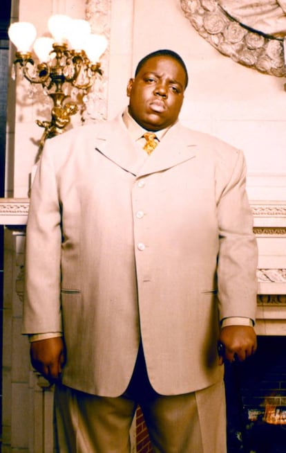 Segundo a revista 'Billboard', Christopher George Latore Wallace (1972-1997) é um dos 10 melhores rappers de todos os tempos. Seu primeiro disco se chamava 'Ready to Die' ("Pronto para Morrer") e pareceu uma inquietante previsão do que lhe aconteceria três anos depois, com apenas 24 anos. The Notorious B.I.G., o nome que escolheu para sua carreira, morreu ao ser alvejado em seu carro por alguém que não foi identificado, mas que poderia estar vinculado à guerra das bandas de rappers norte-americanos da Costa Oeste. Chegou-se a dizer que sua morte foi uma vingança pela de Tupac Shakur, outro ícone do rap que só não está na lista porque não morreu com menos de 25 anos. De fato, morreu com 25.