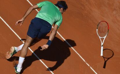 Federer pierde su raqueta.