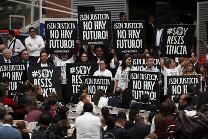 Legisladores del PAN se manifiestan durante el debate sobre la reforma judicial, en el Deportivo Magdalena Mixhuca, el martes en Ciudad de México.