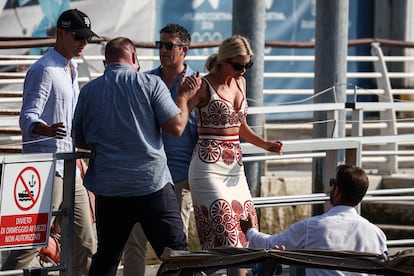 Ivanka Trump y su esposo, Jared Kushner, suben a un taxi acuático, el 24 de junio de 2025, en Venecia, antes de la millonaria boda del fundador de Amazon.