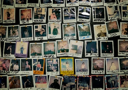 Colección de polaroids firmadas de personas que ha retratado.