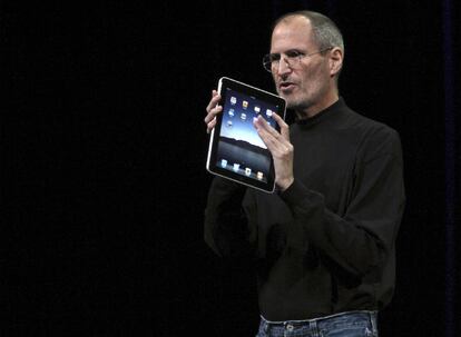 El iPad recuerda mucho al iPhone, el móvil de Apple, pero es de mayores dimensiones. Como su pariente, también es completamente táctil. Está destinado a la lectura de libros, periódicos, y también al visionado de vídeos e imágenes