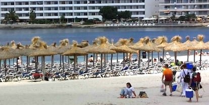 Turistas en la playa de Santa Ponsa (Palma de Mallorca)