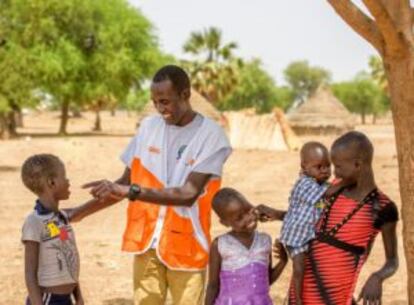Un trabajador de la ONG con un grupo de niños en Sudán del Sur.