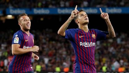 Countinho y Arthur celebran el segundo gol del Barça ante el Alavés. 