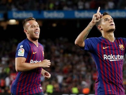 Countinho y Arthur celebran el segundo gol del Barça ante el Alavés. 