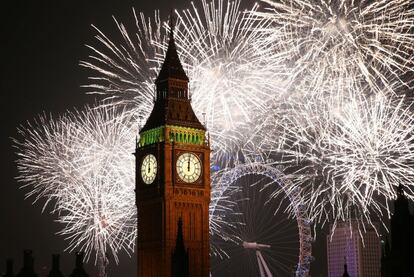 Fuegos artificiales iluminan el cielo de Londres a la llegada de 2015.