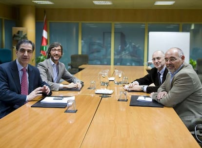 El PSE y el PP mantuvieron su última reunión pública el pasado martes en el Parlamento. A la derecha, los socialistas José Antonio Pastor (delante) y Rodolfo Ares y enfrente de ellos la delegación popular: Leopoldo Barreda (delante) e Iñaki Oyarzábal.