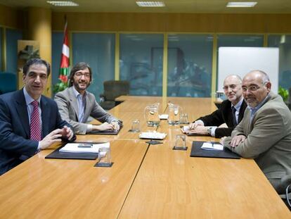 El PSE y el PP mantuvieron su última reunión pública el pasado martes en el Parlamento. A la derecha, los socialistas José Antonio Pastor (delante) y Rodolfo Ares y enfrente de ellos la delegación popular: Leopoldo Barreda (delante) e Iñaki Oyarzábal.