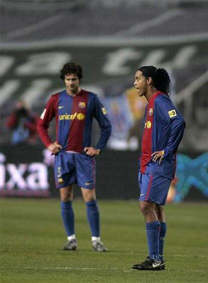 Ronaldinho, en primer plano, y Motta.
