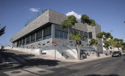 Fachada del Centro Acuatico y Deportivo de Moraleja de Enmedio.