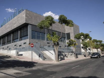 Fachada del Centro Acuatico y Deportivo de Moraleja de Enmedio.