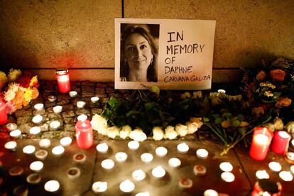 Velas junto a una fotografía de Daphne Caruana Galizia.