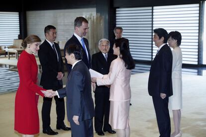 El rey Felipe y la reina Letizia saludan al príncipe heredero Naruhito y a su esposa, la princesa Masako, en presencia del emperador Akihito, el primer ministro, Shinzo Abe, y su esposa, Akie Abe, durante la ceremonia de bienvenida ofrecida a los monarcas en el Palacio Imperial, incluida en la visita oficial que realizan al país asiático.