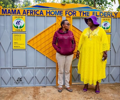 Mama África a la derecha, junto a una de las trabajadoras de la residencia.