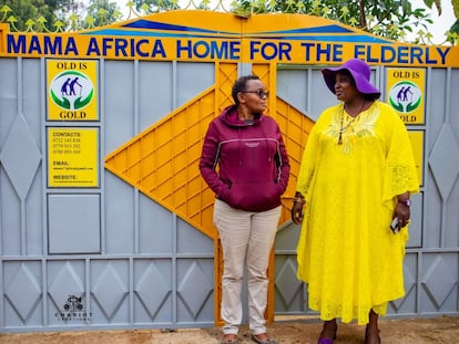 Mama África a la derecha, junto a una de las trabajadoras de la residencia.