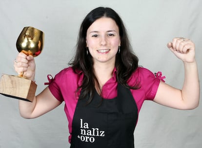 A sus 31 años, la sumiller bilbaína María José Vázquez, del Restaurante Guggenheim, se ha convertido en la ganadora de La Nariz de Oro 2009, la famosa competición que premia a aquel catador capaz de identificar un vino en una copa negra, guiado tan solo por su olfato. La competición ha reunido este fin de semana en Madrid a 80 profesionales procedentes de las cinco semifinales celebradas desde el mes de noviembre de 2008 en Andalucía, Euskadi, Comunidad Valenciana, Madrid y Cataluña y por las que han pasado en total 400 catadores de vinos.
