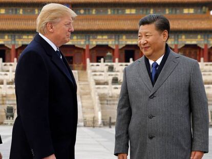 Melania y Donald Trump, con el presidente chino Xi Jinping, ayer en la Ciudad Prohibida de Pek&iacute;n, donde se encuentran de visita oficial.
