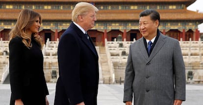 Melania y Donald Trump, con el presidente chino Xi Jinping, ayer en la Ciudad Prohibida de Pek&iacute;n, donde se encuentran de visita oficial.